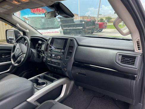 Used 2023 Nissan Titan SV w/ SV Convenience Package RWD image 17