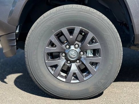 Used 2021 Toyota Tacoma SR5 w/ SR5 Appearance Package (SM) AWD/4WD image 9