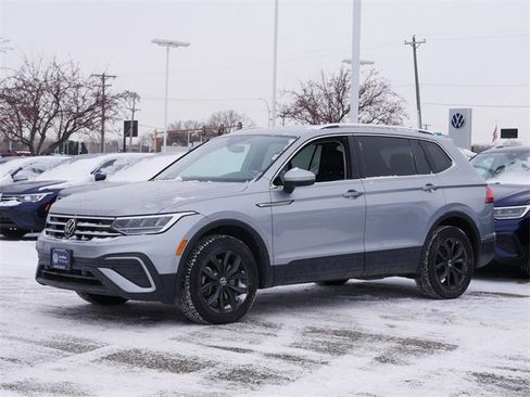 Certified 2024 Volkswagen Tiguan SE image 3