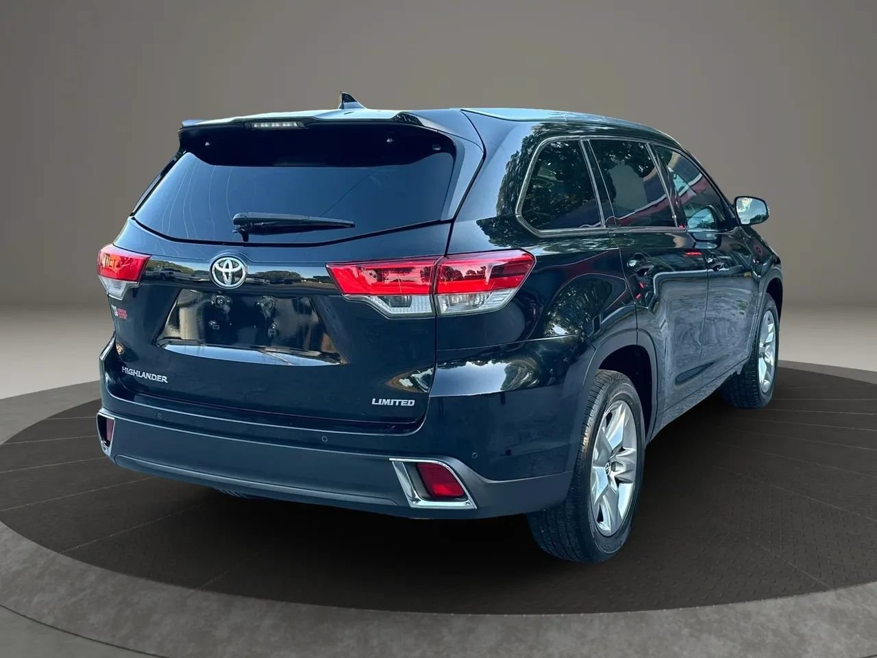 Used 2019 Toyota Highlander Limited FWD image 3