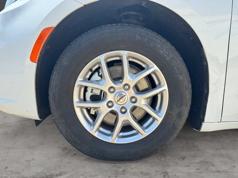 Used 2024 Chrysler Pacifica Touring-L FWD image 9