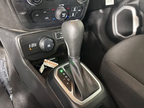 Used 2018 Jeep Renegade Latitude w/ Popular Equipment Group image 18