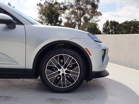 Certified 2025 Porsche Macan Electric RWD image 11