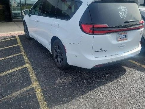 Used 2023 Chrysler Pacifica Touring-L w/ Uconnect Theater Family Group FWD image 3
