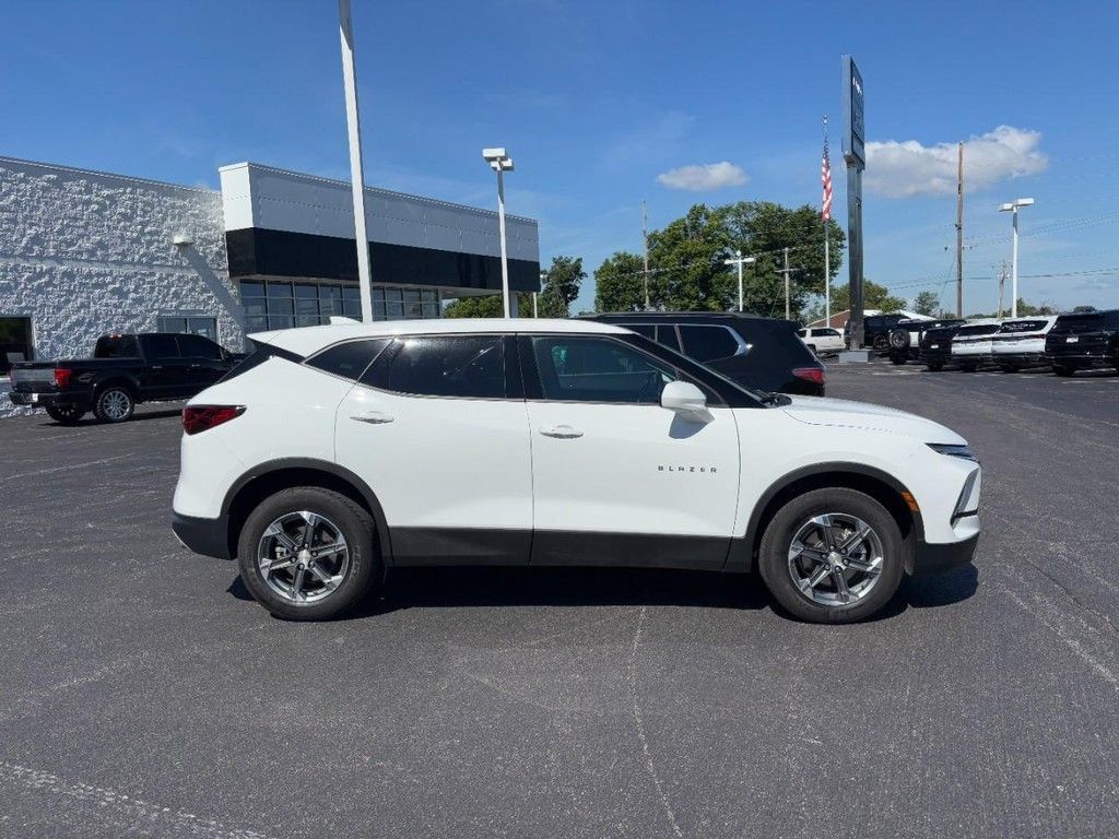 Used 2025 Chevrolet Blazer LT AWD/4WD image 2