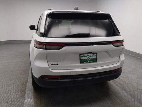 Used 2023 Jeep Grand Cherokee Altitude AWD/4WD image 6