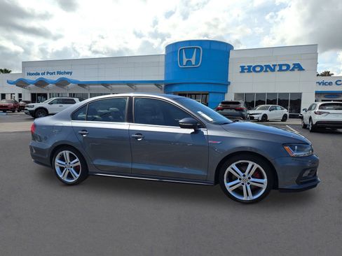 Used 2017 Volkswagen Jetta GLI FWD image 2