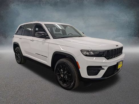Used 2024 Jeep Grand Cherokee Altitude AWD/4WD image 3