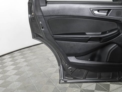 Used 2018 Ford Edge SE image 36