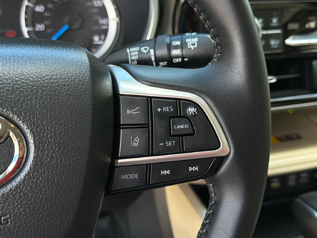 Used 2025 Toyota Highlander XLE AWD/4WD image 26
