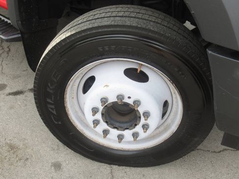 Used 2017 Ford F550 2WD Regular Cab Super Duty image 4
