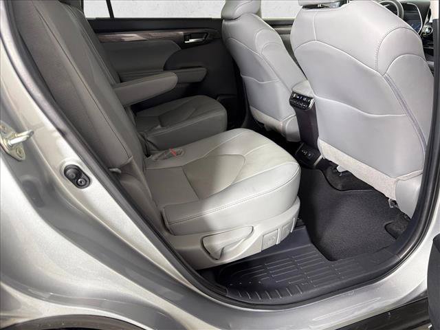 Used 2024 Toyota Highlander Platinum FWD image 16