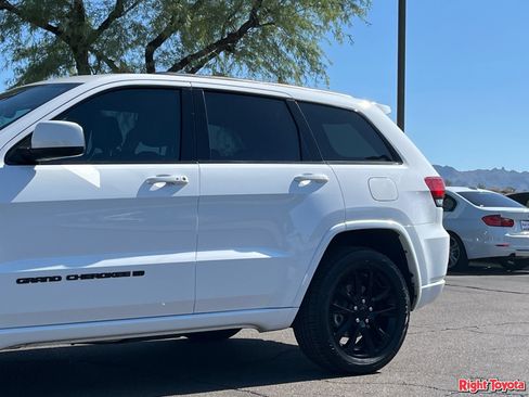 Used 2022 Jeep Grand Cherokee Laredo X RWD image 9