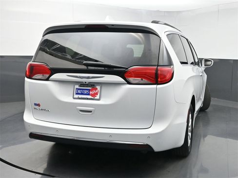 Used 2017 Chrysler Pacifica Touring-L image 37