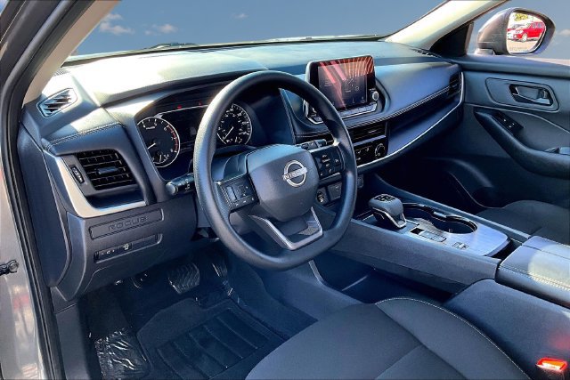 Used 2025 Nissan Rogue S FWD image 17