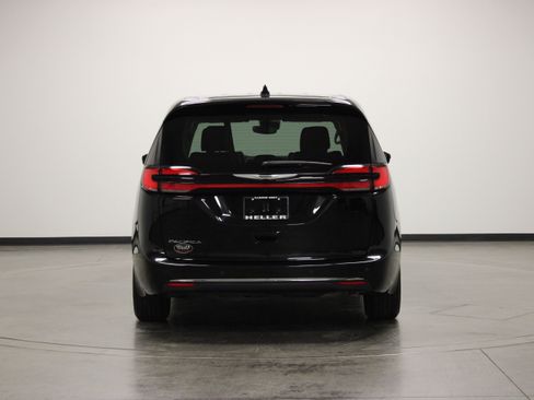 Used 2024 Chrysler Pacifica Touring-L FWD image 7
