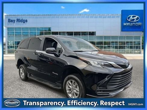 Used 2026 Toyota Sienna LE image 1