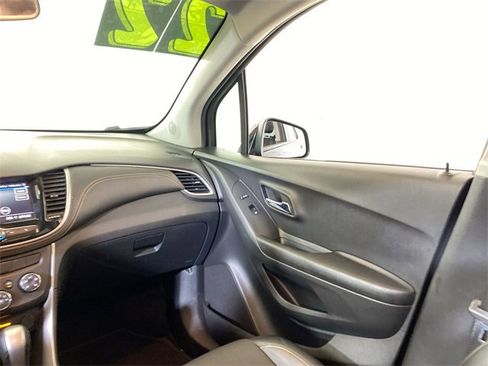 Used 2022 Chevrolet Trax LT w/ LT Convenience Package image 11