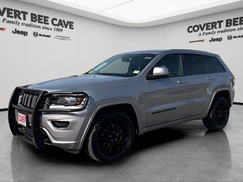 Used 2019 Jeep Grand Cherokee Altitude image 3