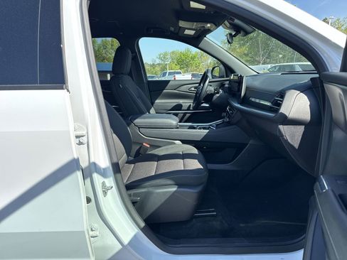 Used 2025 Chevrolet Traverse LT image 33