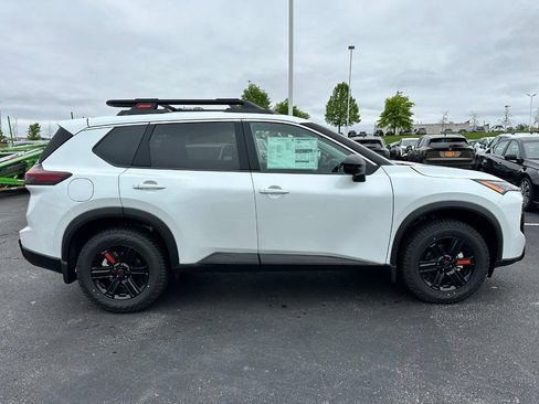 Used 2026 Nissan Rogue SV AWD/4WD image 2
