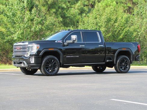 Used 2023 GMC Sierra 3500 Denali w/ Denali Black Diamond Edition AWD/4WD image 3