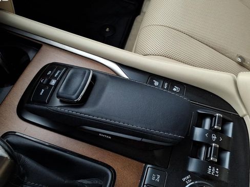 Used 2018 Lexus LX 570 4WD w/ Luxury Package image 18