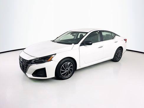 Used 2024 Nissan Altima 2.5 S image 3