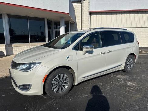 Used 2020 Chrysler Pacifica Limited w/ Advanced Safetytec Group FWD image 3