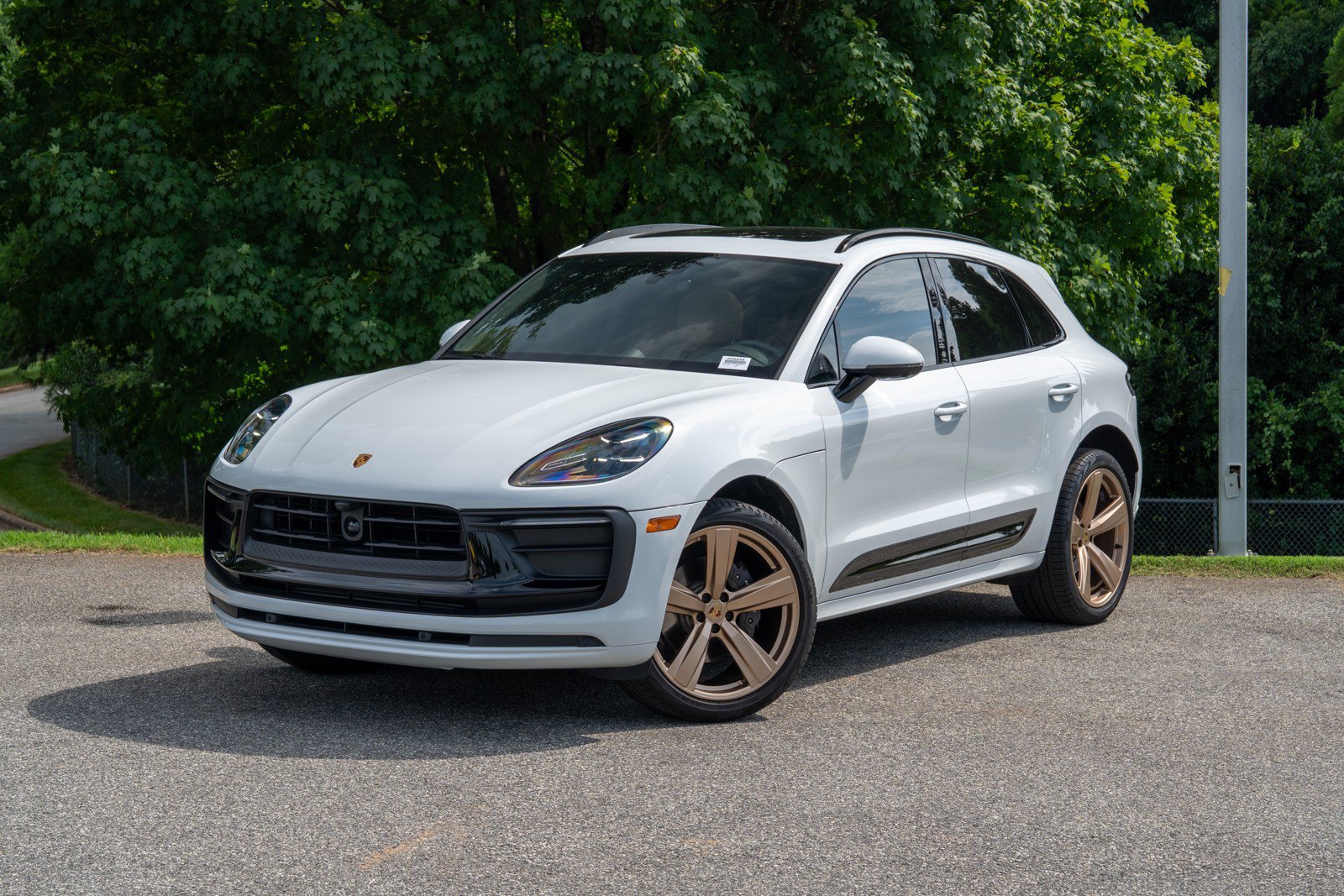 Certified 2024 Porsche Macan AWD/4WD image 1