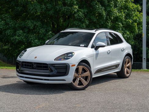 Used 2024 Porsche Macan AWD/4WD image 1