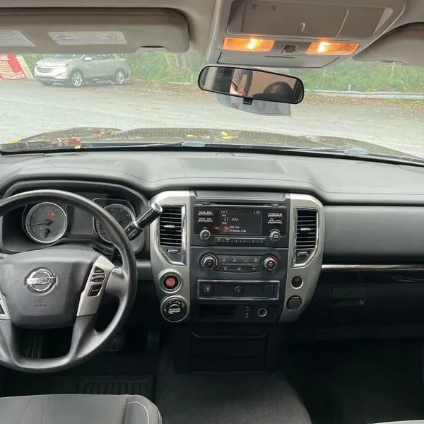 Used 2018 Nissan Titan SV AWD/4WD image 26
