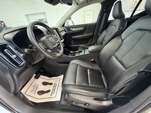 Used 2023 Volvo XC40 B5 Core AWD/4WD image 9