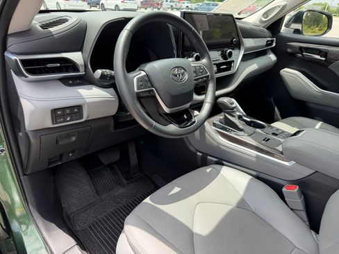 Used 2023 Toyota Highlander Platinum AWD/4WD image 4