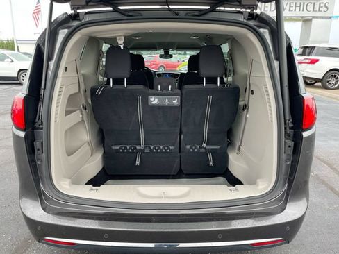 Used 2018 Chrysler Pacifica Touring Plus w/ Tire & Wheel Group FWD image 16