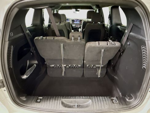 Used 2023 Chrysler Pacifica Touring FWD image 35