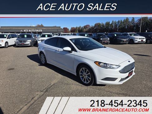 Used 2017 Ford Fusion SE image 2