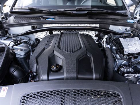 Certified 2025 Porsche Macan AWD/4WD image 36