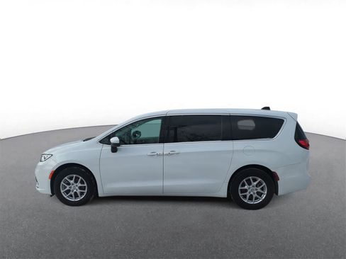 Used 2023 Chrysler Pacifica Touring-L image 5