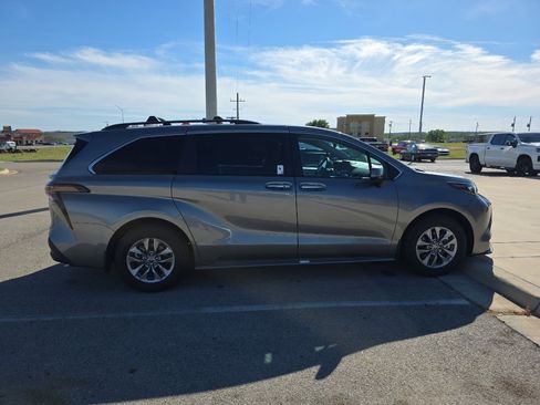 Certified 2026 Toyota Sienna XLE FWD image 20