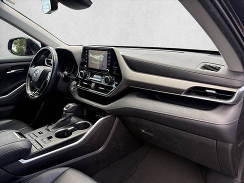 Used 2020 Toyota Highlander XLE AWD/4WD image 23