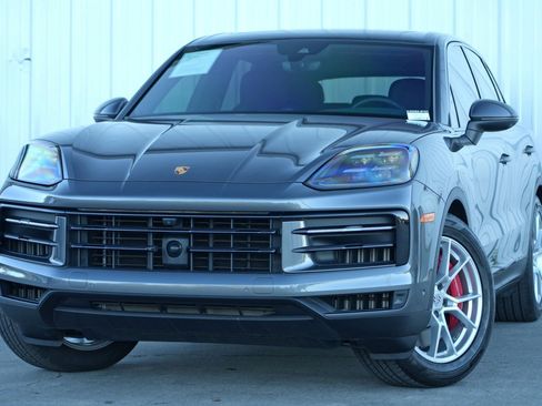 Used 2024 Porsche Cayenne S image 3