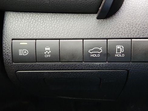 Used 2019 Toyota Camry SE FWD image 17