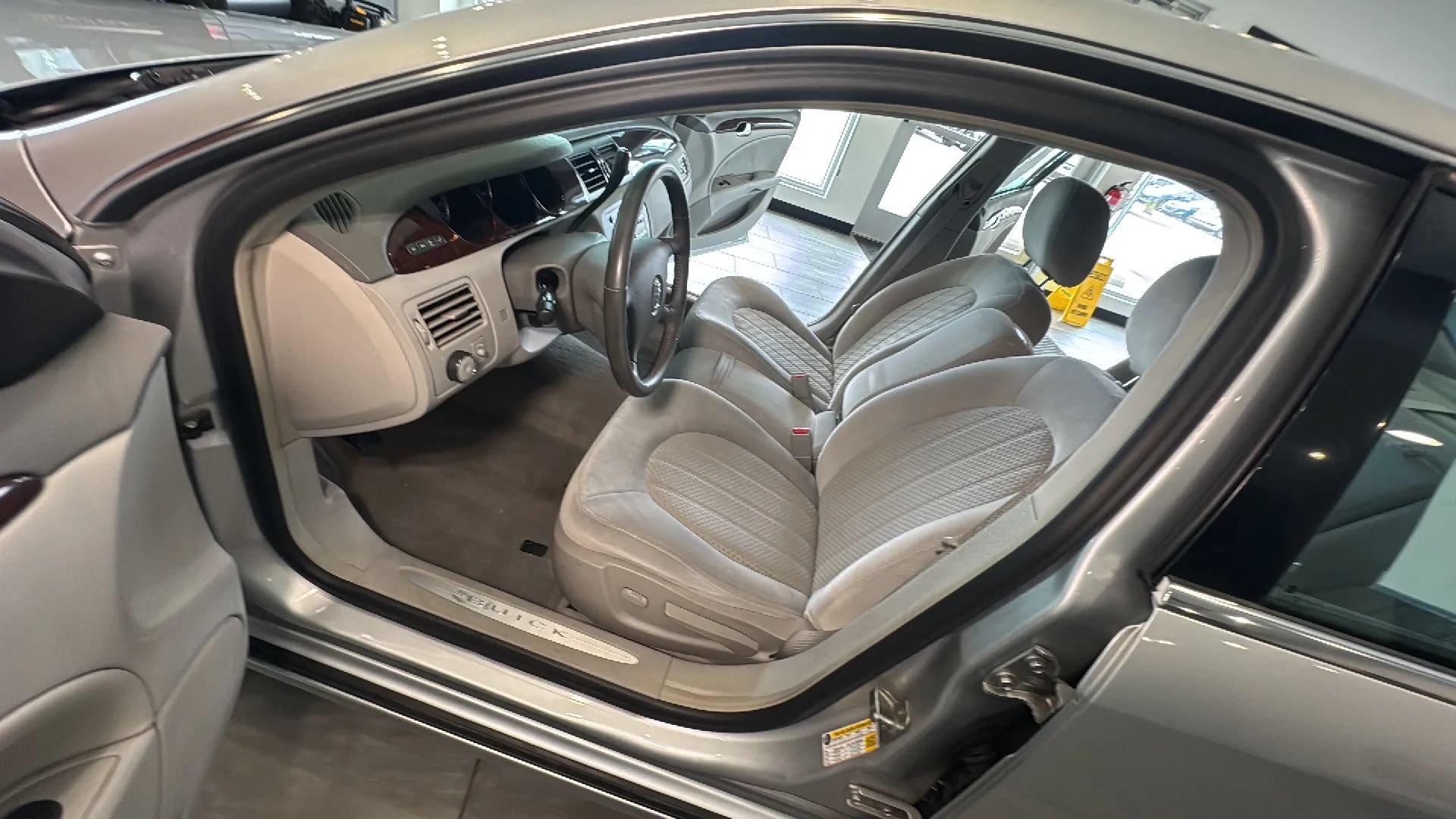 Used 2010 Buick Lucerne CX FWD image 25