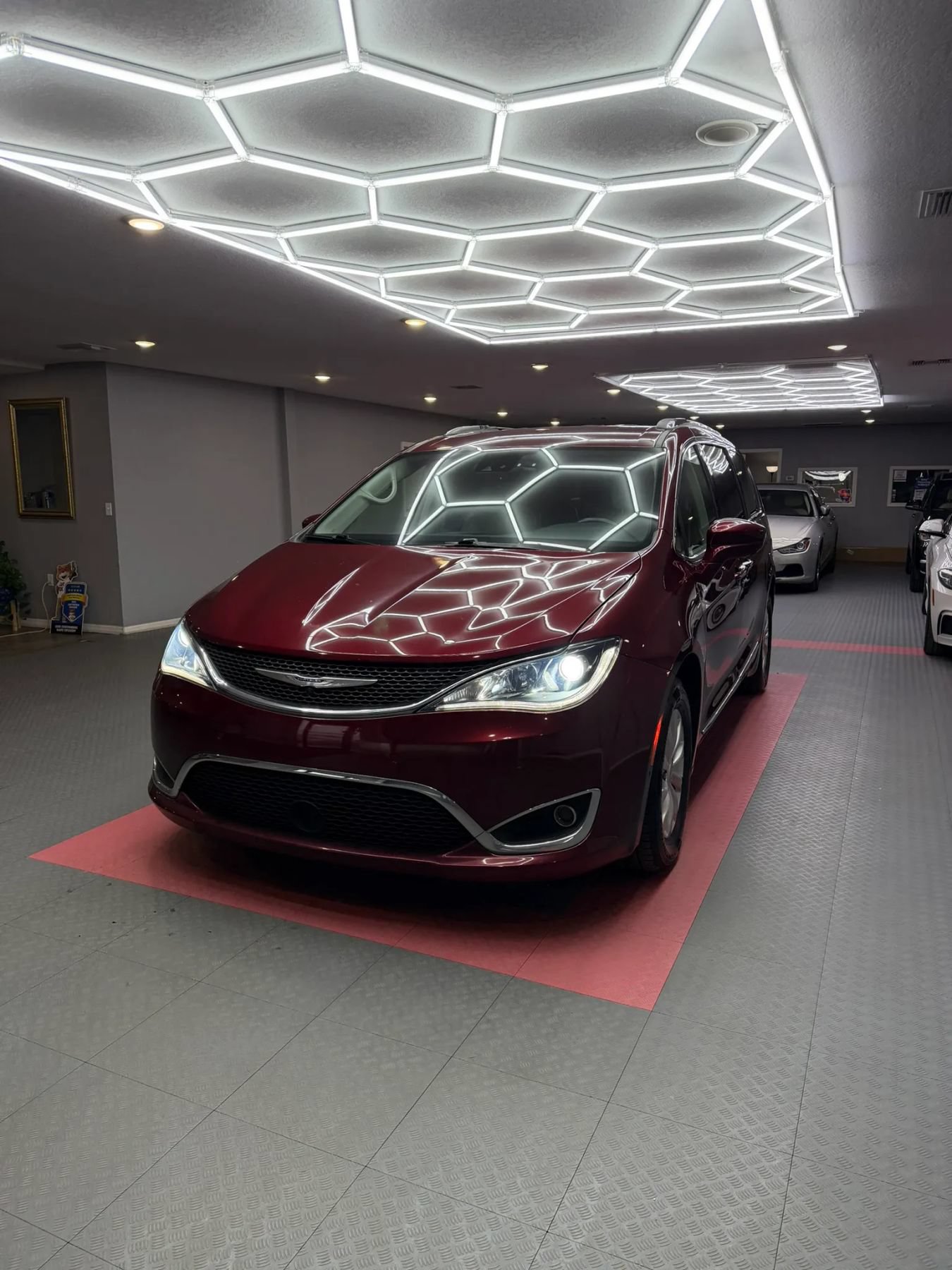 Used 2018 Chrysler Pacifica Touring-L Plus w/ Advanced Safetytec Group FWD image 2