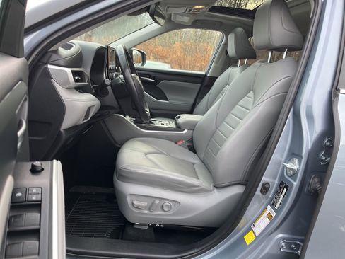 Used 2020 Toyota Highlander XLE image 11