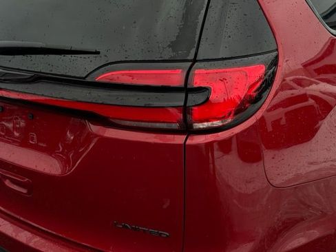 Used 2025 Chrysler Pacifica Limited image 6