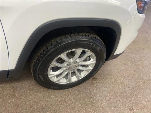 Certified 2022 Jeep Cherokee Latitude Lux w/ Sun & Sound Group image 21