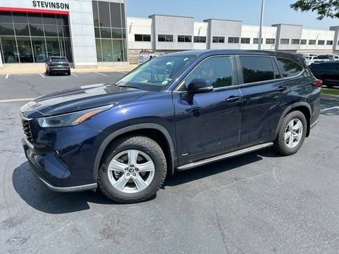 Used 2023 Toyota Highlander LE AWD/4WD image 2