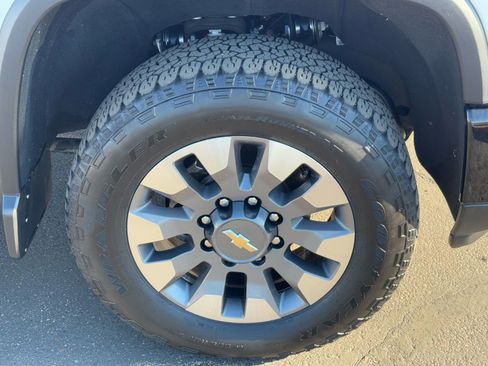 Used 2024 Chevrolet Silverado 2500 Custom w/ Custom Value Package image 10